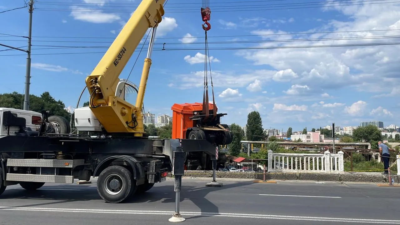 Camionul care a căzut de pe podul de pe strada Ismail a fost remorcat cu succes