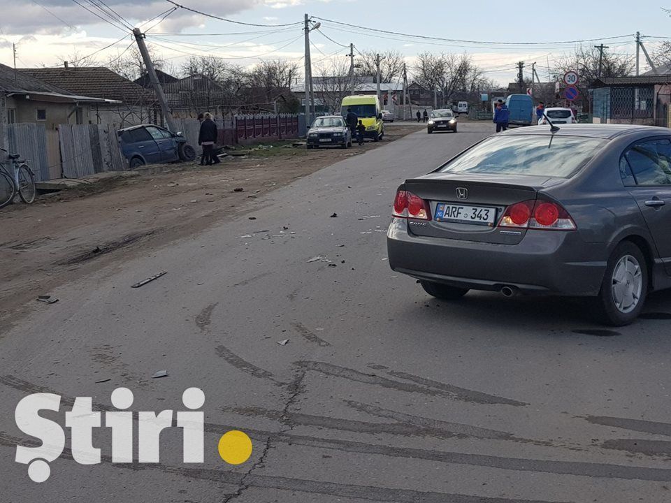 В Унгенском Районе Водитель Renault Снес Забор Дома И Врезался В Столб