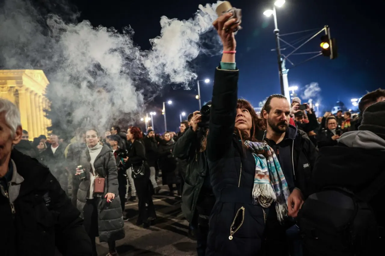 Десятки тысяч людей в Будапеште протестовали из-за реакции властей на "педофильский скандал"