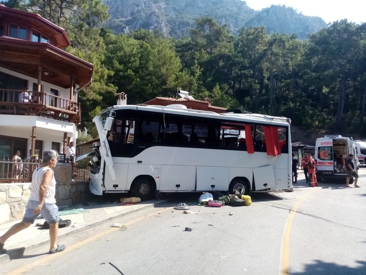 Автобус с туристами попал в ДТП в турецкой провинции Мугла