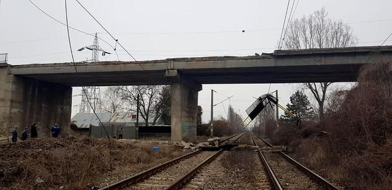 В Румынии обвалилась часть моста над железной дорогой