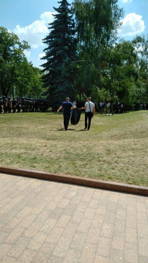 Susținătorii votului mixt au făcut curățenie după finalizarea manifestației organizate de ei