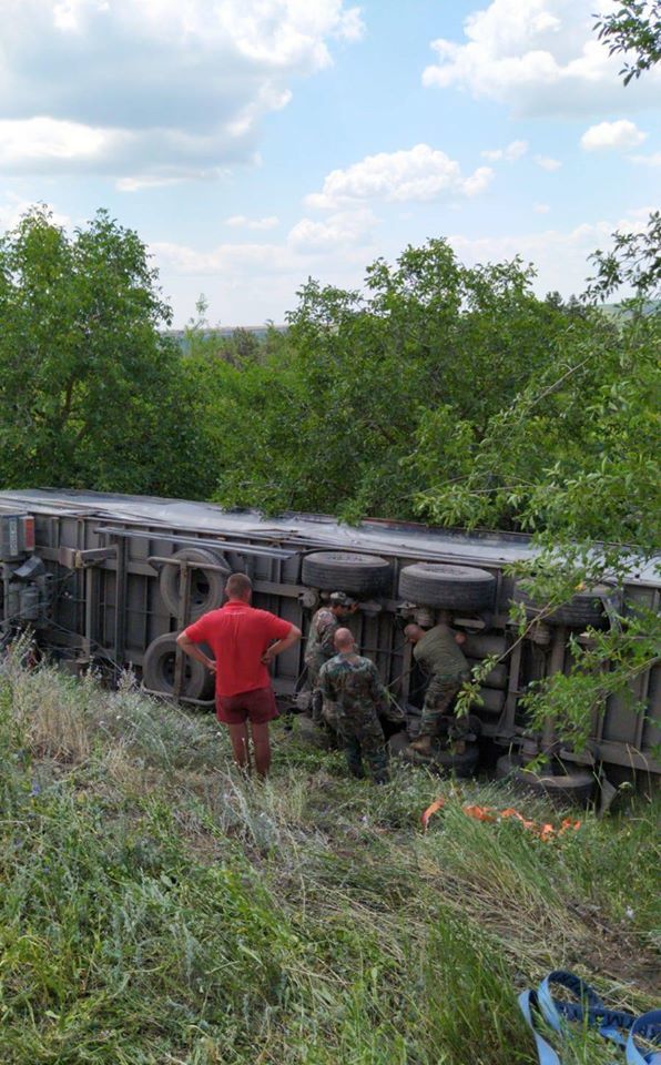 В районе Новые Анены перевернулся грузовик, его вытянула спецтехника Нацармии