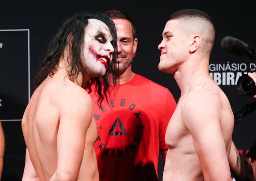 Боец UFC вышел на взвешивание в образе Джокера