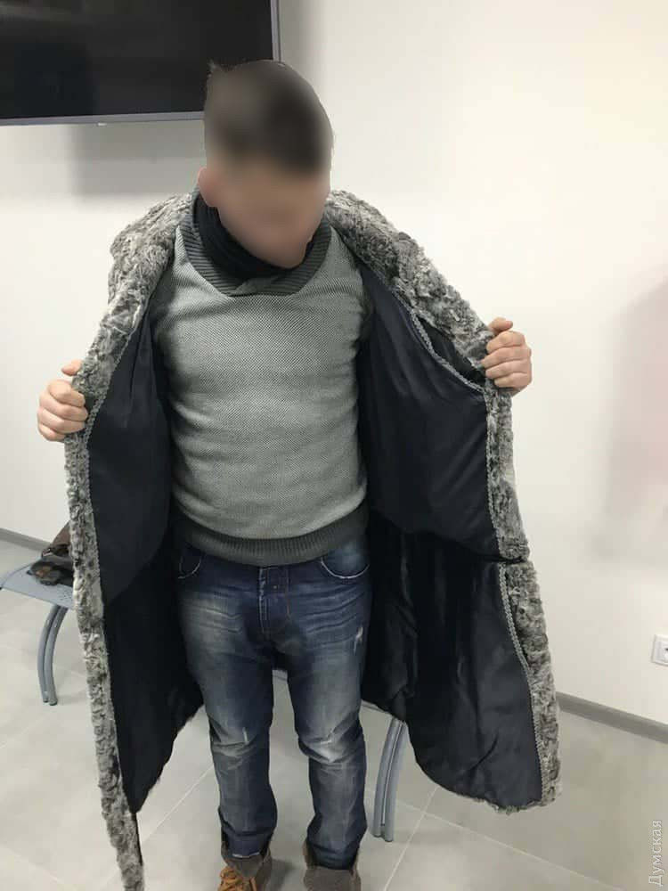 Гражданин Молдовы спрятал в подкладке шубы контрабандные аксессуары