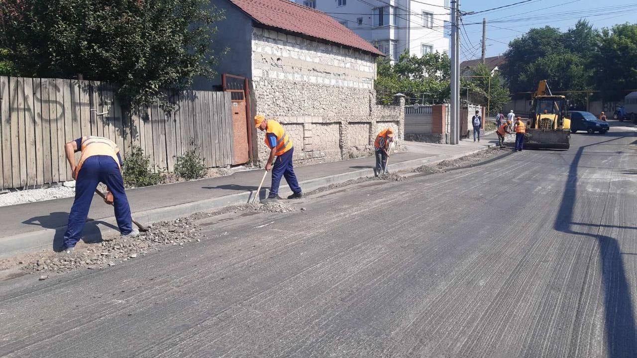 Жители принесли воду и плацинды рабочим, ремонтирующим улицу