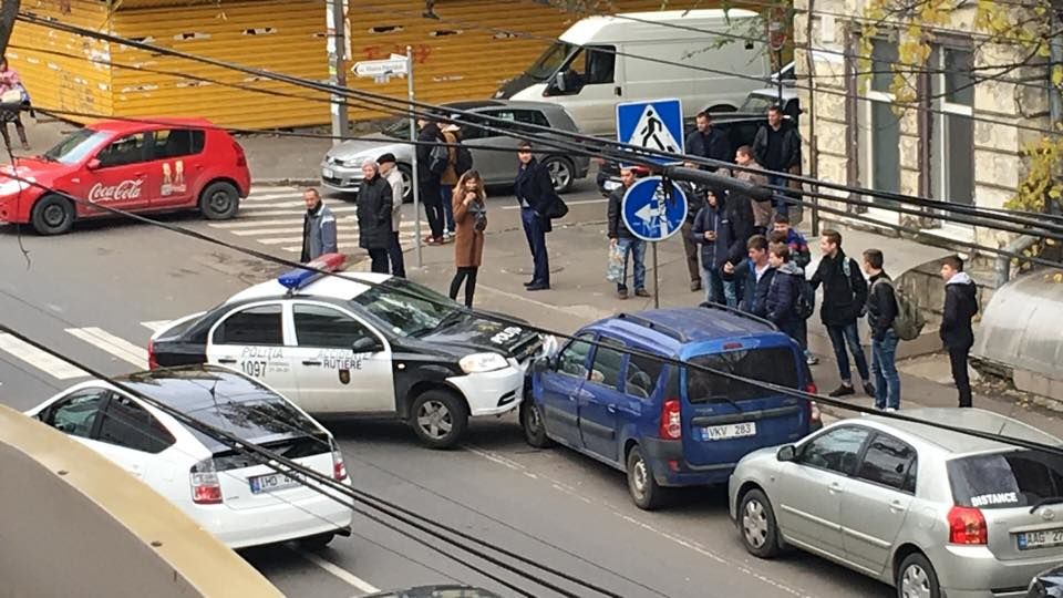 Прибыв на место ДТП, патрульная машина сама попала в аварию