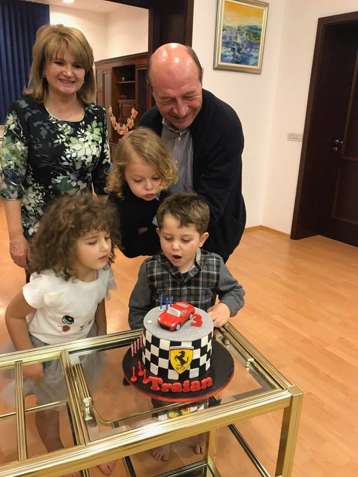 Traian Jr, nepotul lui Traian Băsescu a împlinit 3 ani. Cum l-a felicitat fostul președinte al României