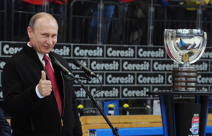 Путин вручил Канаде кубок чемпионов мира по хоккею