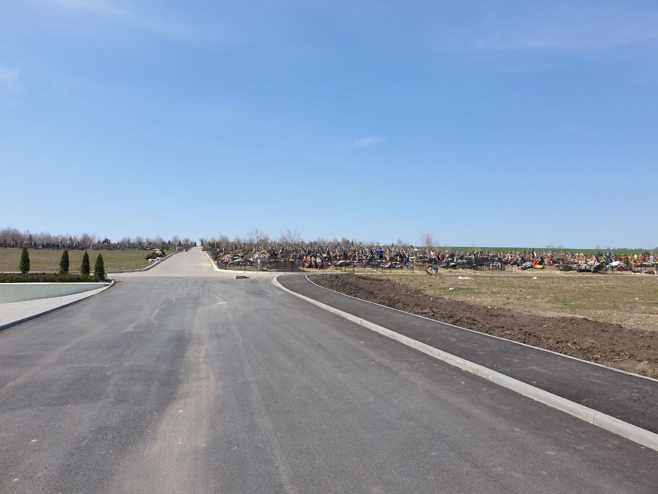 На кладбище “Святой Лазарь” в новом секторе отремонтирована дорога