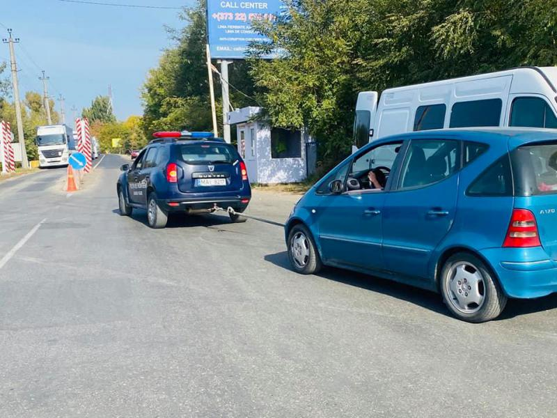 Погранполицейские РМ помогли на границе румынскому водителю со сломанной машиной