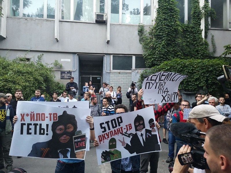 Здание NewsOne закидали шашками и файерами