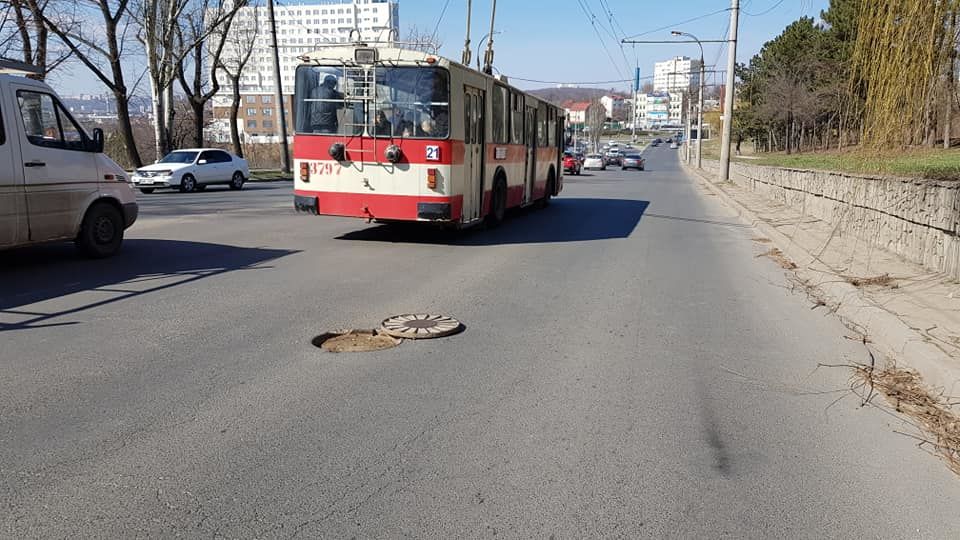 В столице отскочившая крышка канализационного люка повредила колесо машины