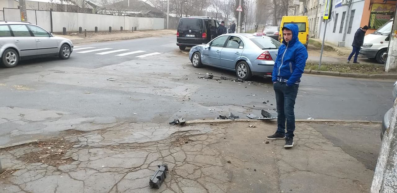 Момент столкновения двух автомобилей в Кишиневе попал на видео, 15 Января 2020 года