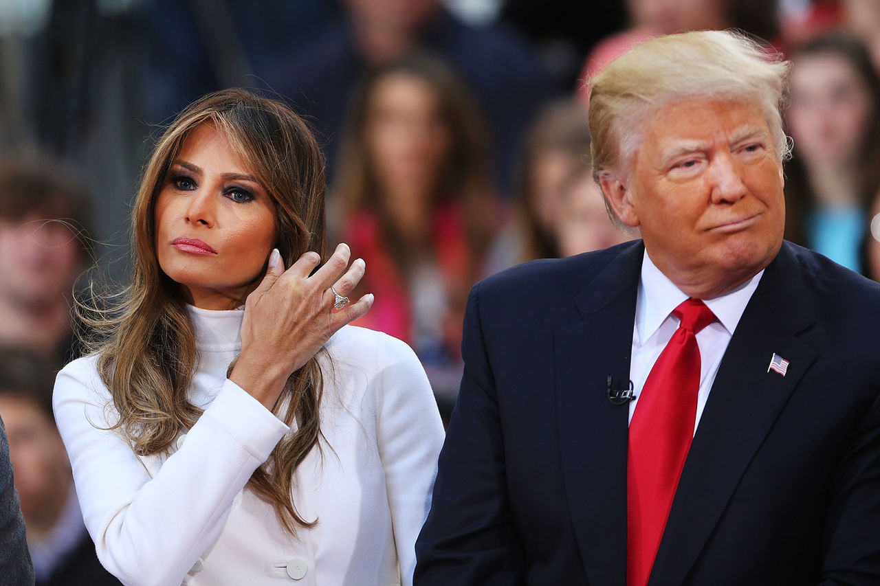 Дональд Трамп подогрел слухи о разводе сухим поздравлением жены
