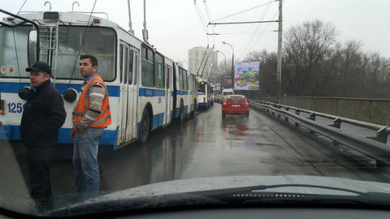 На виадуке из-за обрыва проводов встали троллейбусы