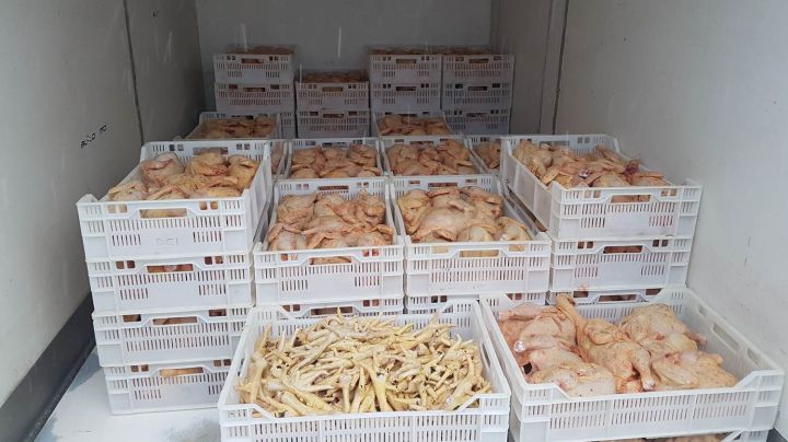 Carne de pui, transportată în condiţii insalubre, urma să ajungă pe mesele noastre