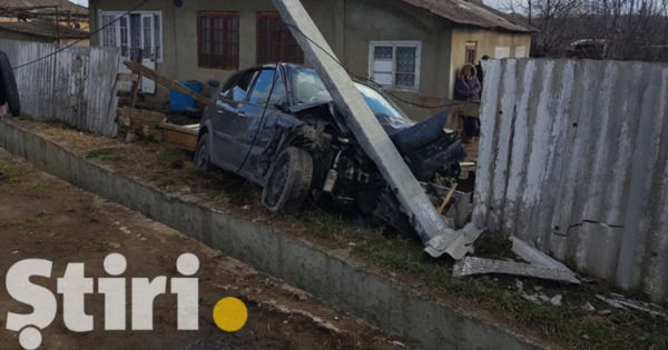 В Унгенском районе водитель Renault снес забор дома и врезался в столб