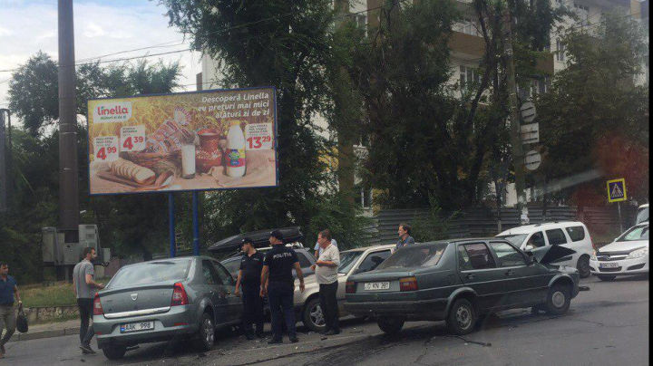Accident rutier în Capitală: Trei maşini s-au ciocnit violent