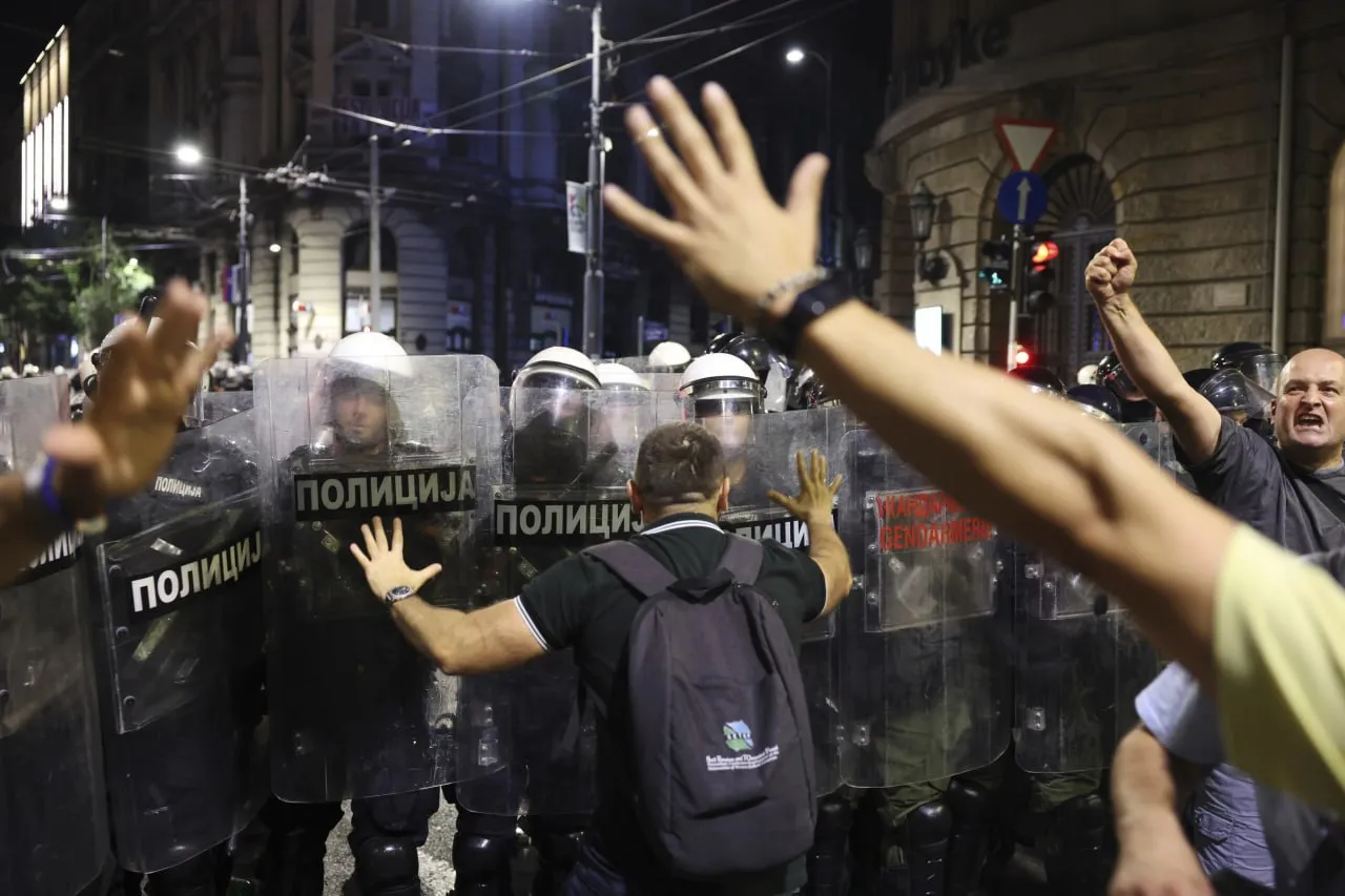 Протесты в Белграде завершились столкновениями с полицией