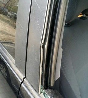 Vandalii nu se opresc. Au stricat o mașină parcată în sectorul Botanica
