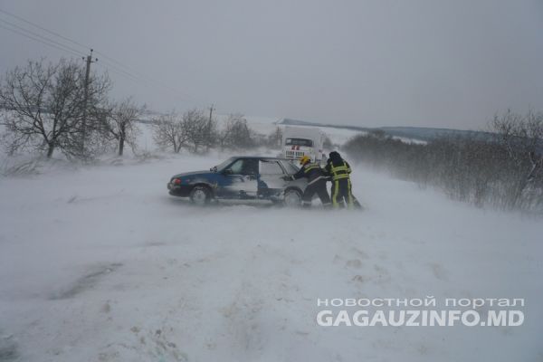 За сутки гагаузские спасатели вытащили из сугробов 41 автомобиль