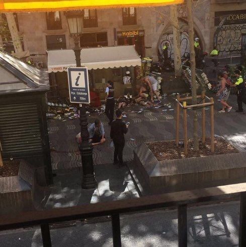 При наезде автомобиля на пешеходов в Барселоне погибло 13 человек