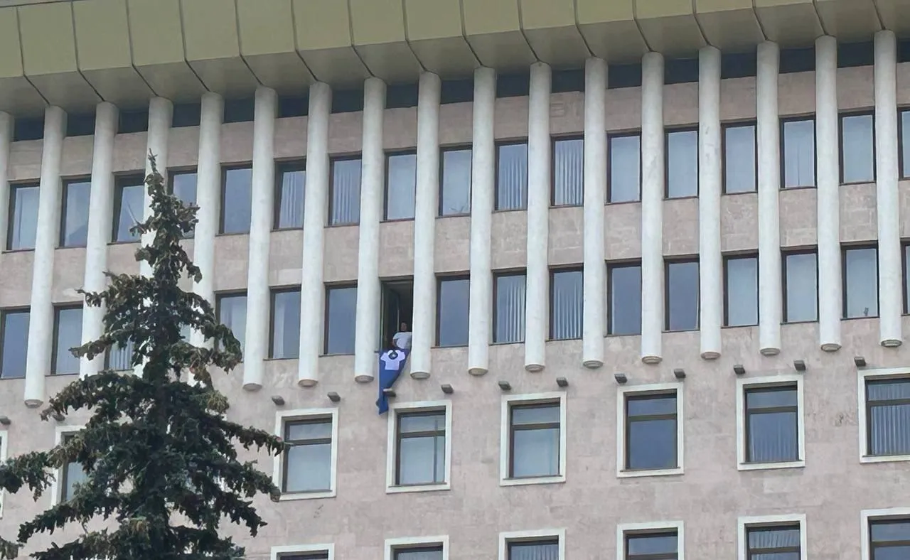 Более сотни протестующих у парламента требуют не выходить из СНГ