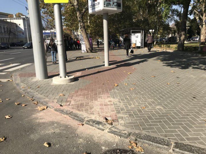 Nici nu au pus bine pavajul pe Ștefan cel Mare, că s-au apucat de reparat. Le-au rămas chiar şi pietre în plus