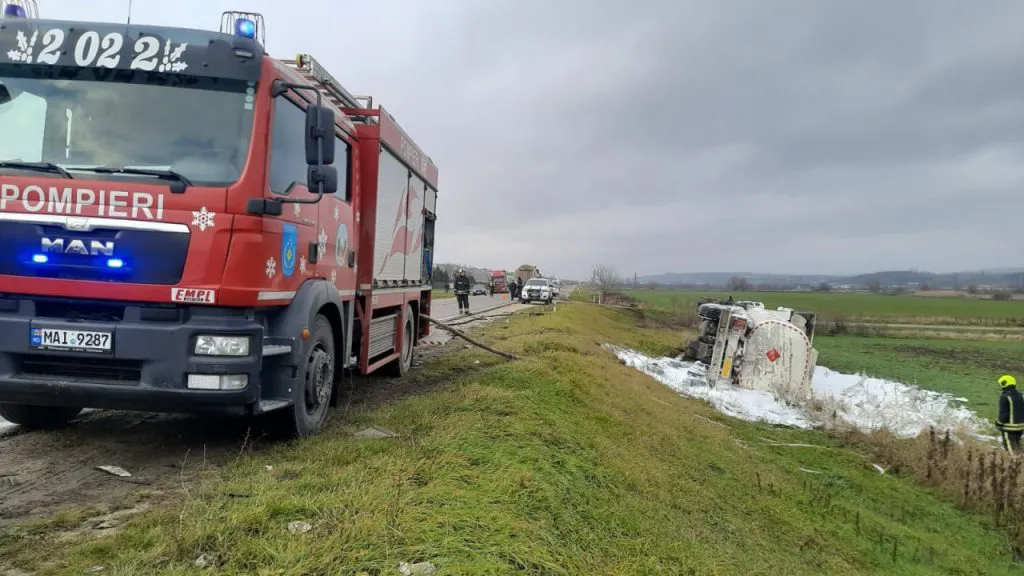 ДТП в Молдове: перевернулась автоцистерна с бензином