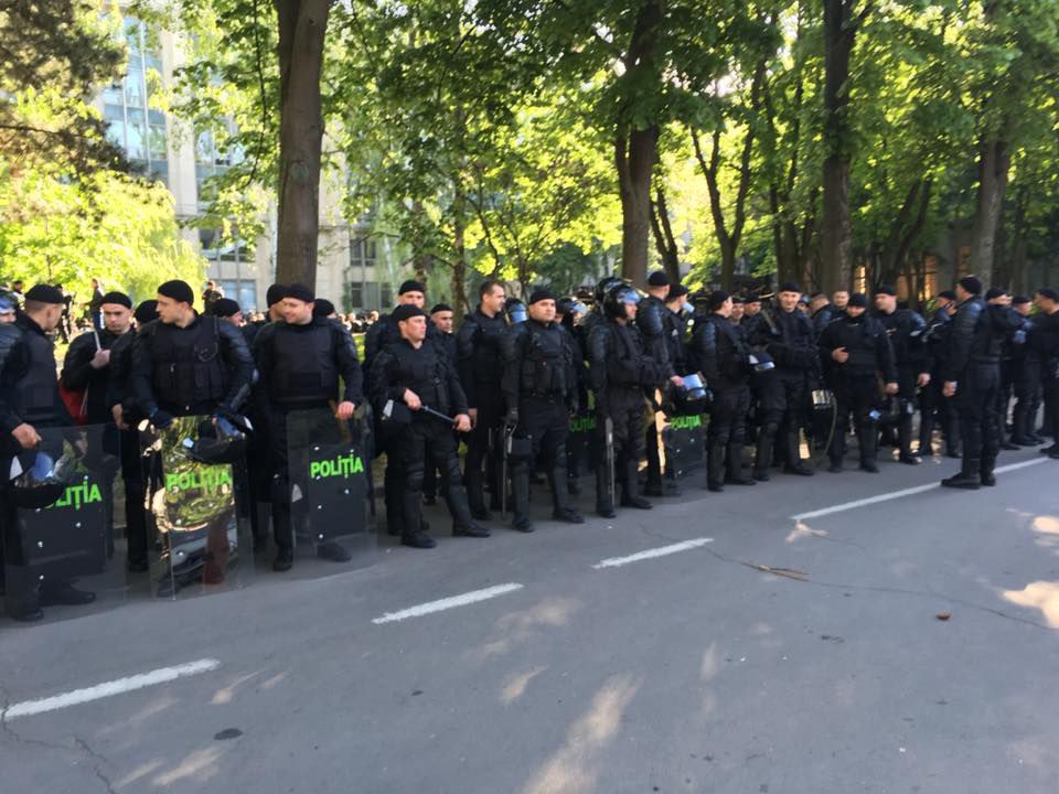 В Кишиневе митинг протеста закончился столкновениями с полицией