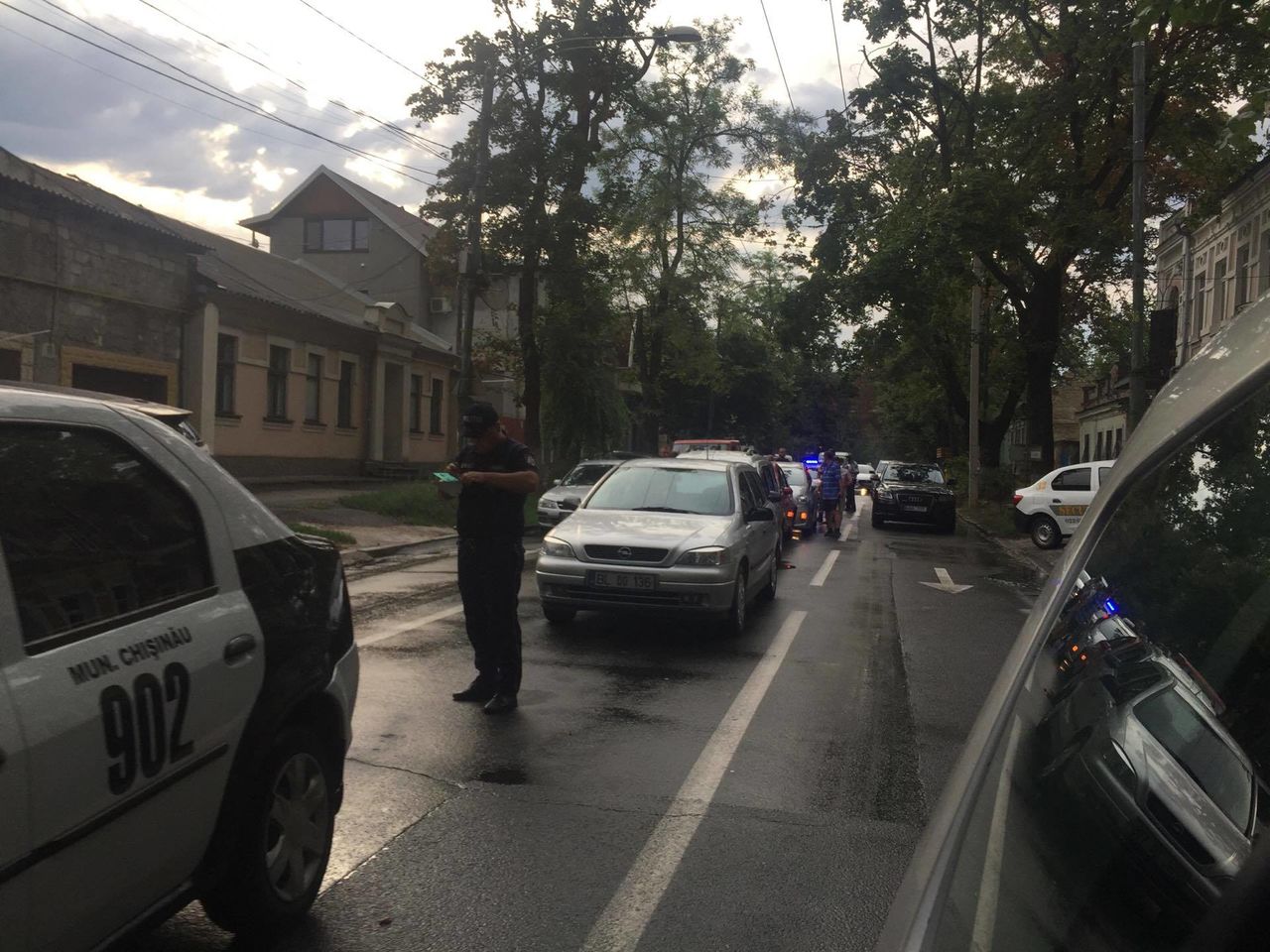 Accident în lanț pe o stradă din Capitală. Trei mașini s-au ciocnit violent