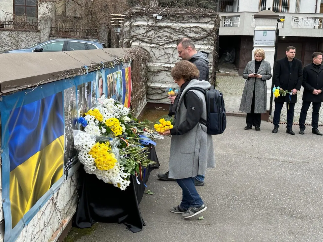Посол Румынии в Молдове и глава МИД возложили цветы к посольству Украины