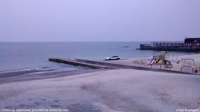 В Одессе водитель выехал на пляж и застрял