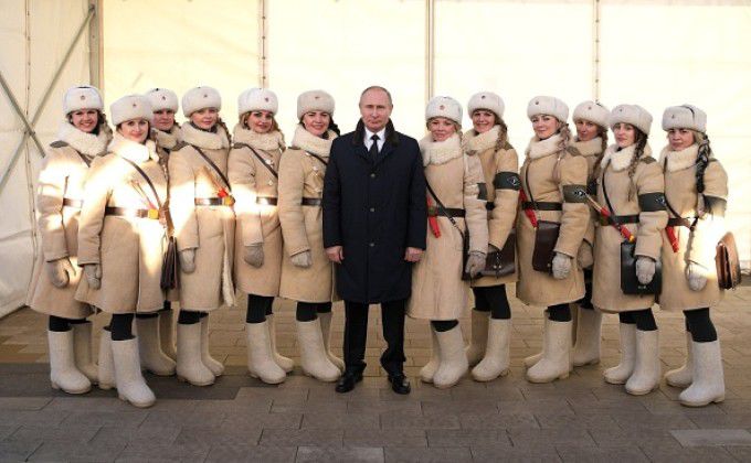 Vladimir Putin, înconjurat de femei îmbrăcate în uniformele Armatei Roșii