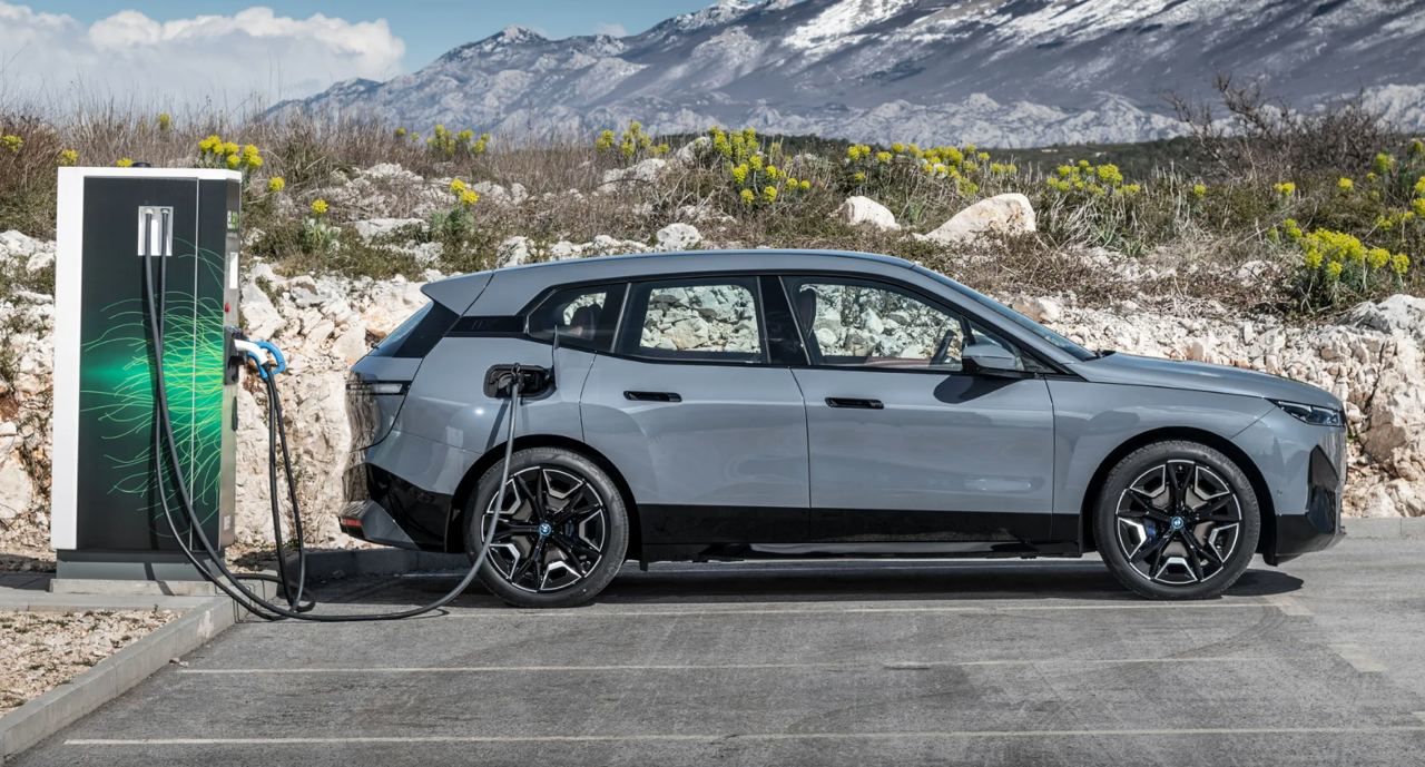 Электрокары BMW будут ездить при помощи навоза