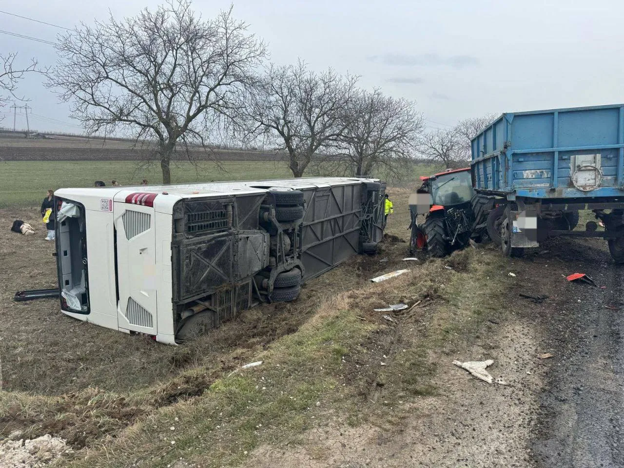 Accident în raionul Ștefan Vodă: Un autocar s-a tamponat cu un tractor