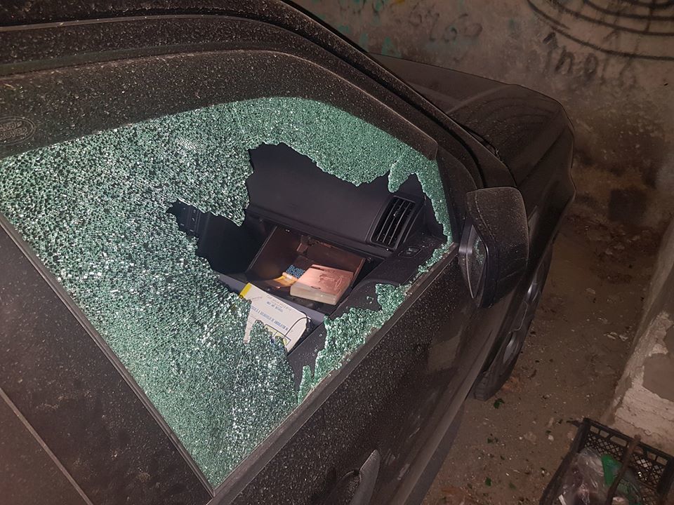 Разбиты окна машин. Разбитое окно машины. Разбить окно автомобиля. Машина разбитые окошки. Сломанная окна машин.