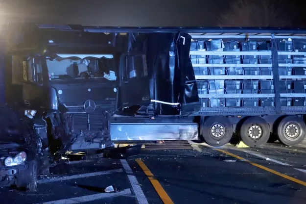 Un camion a provocat mai multe accidente în Germania: 26 de răniți și 50 de mașini avariate