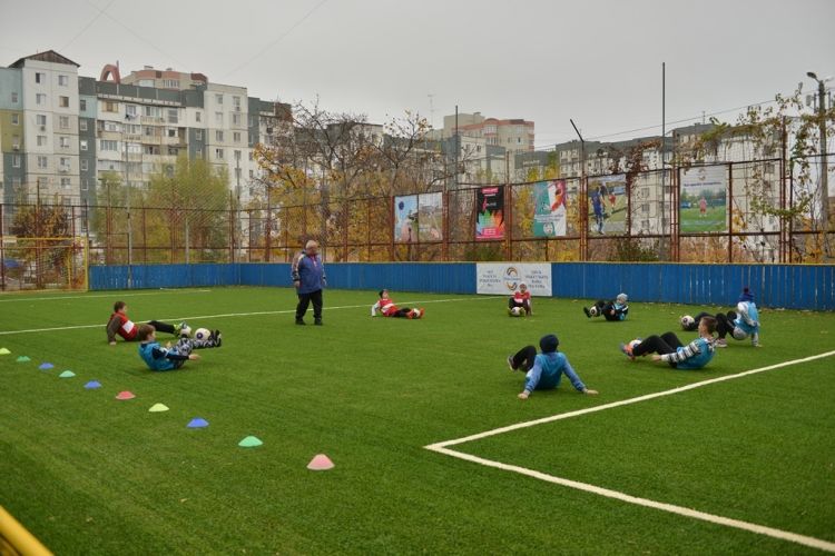 В столице оборудовали еще одну футбольную площадку в жилом квартале