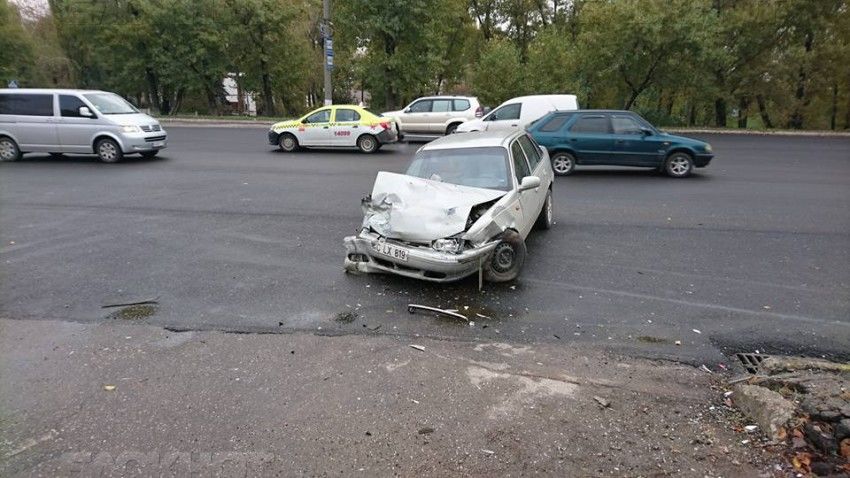 В результате аварии на Чеканах две машины оказались серьезно разбиты