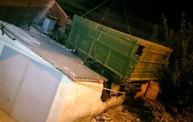В Харькове грузовик приземлился на крыше дома