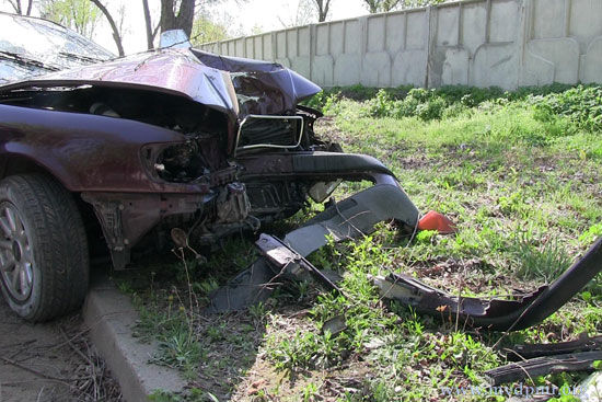 Тираспольчанка за рулём автомобиля Audi врезалась в дерево
