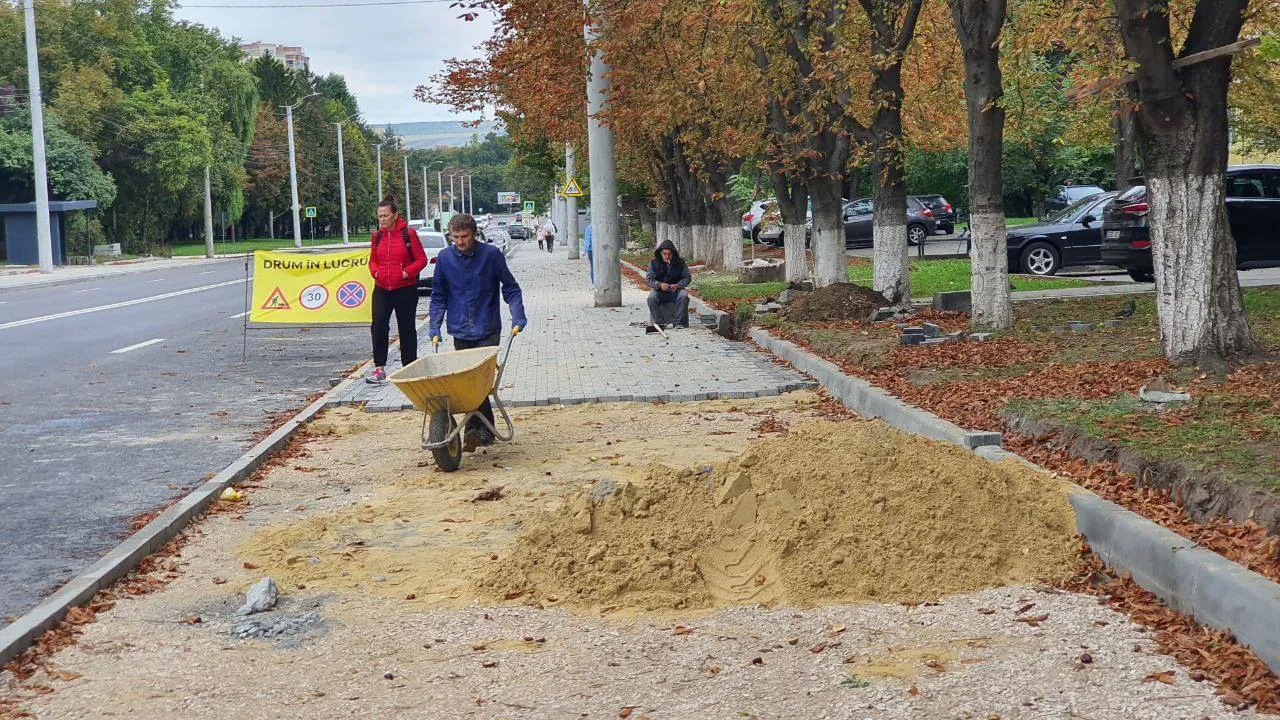 Продолжаются работы по благоустройству тротуара на бульваре Куза-Водэ