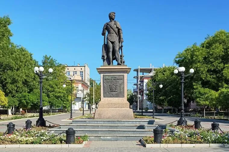 Российские власти вывезли из Херсона еще один памятник