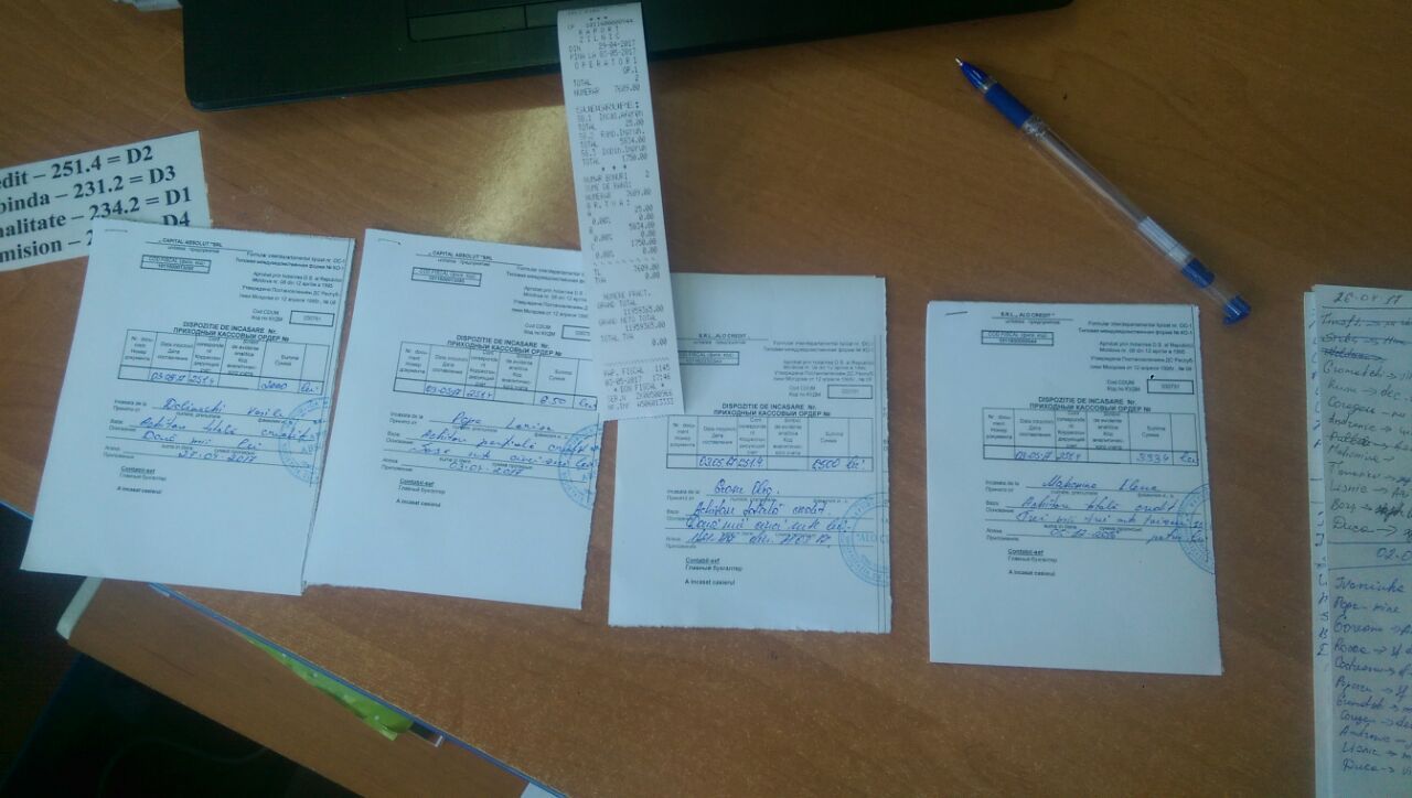 Imagini din oficiile companiilor de creditare percheziționate. Ce au găsit oamenii legii