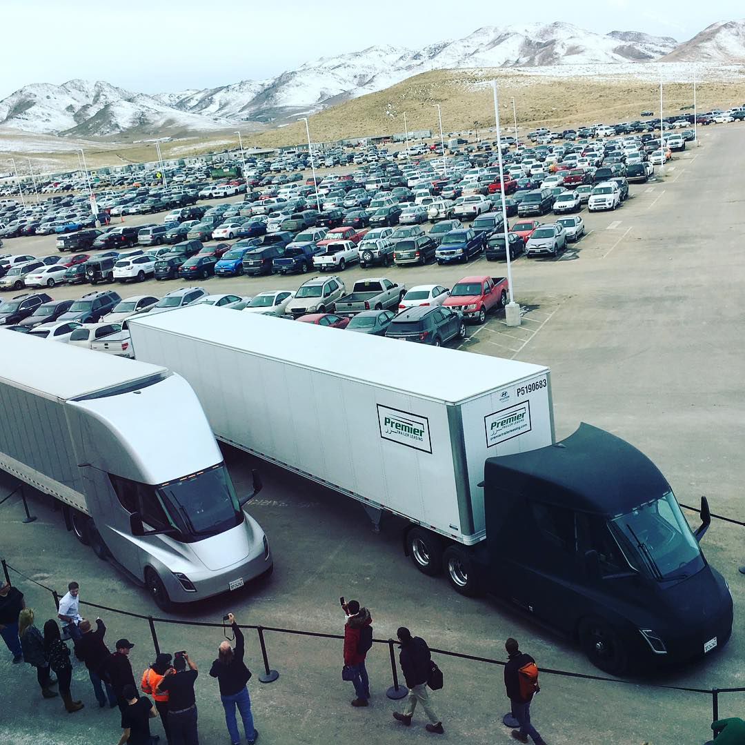Беспилотные электрические грузовики Tesla доставили первые грузы