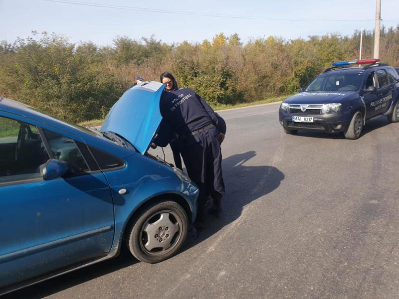 Погранполицейские РМ помогли на границе румынскому водителю со сломанной машиной