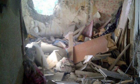 В Донецкой области в пятиэтажный дом попал снаряд