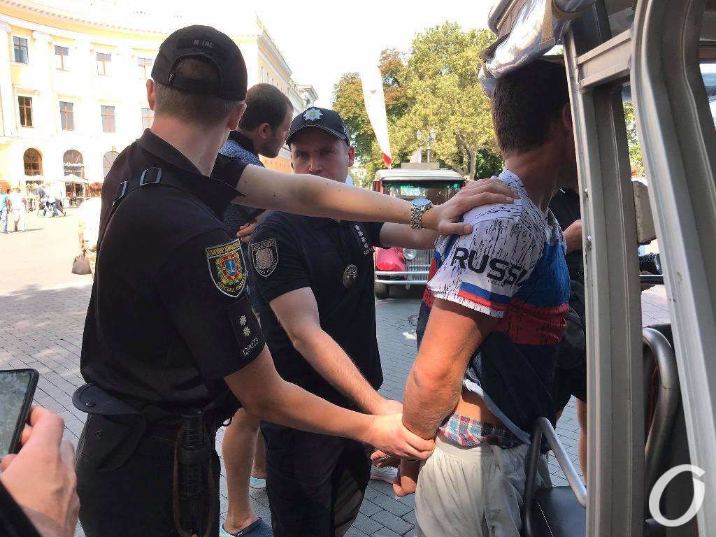 В центре Одессы задержали загадочного «американца» в футболке Russia